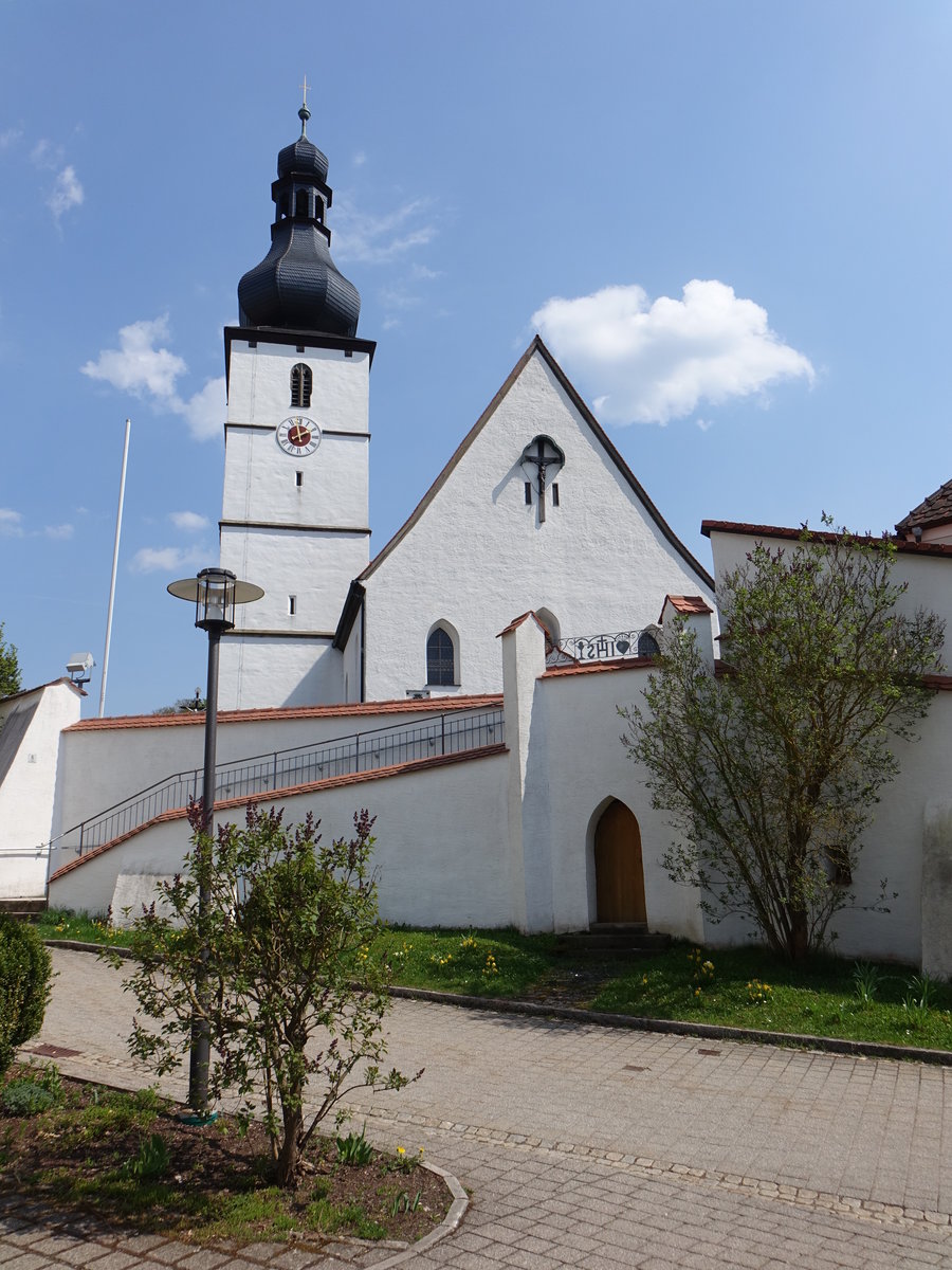 Kastl, Katholische Pfarrkirche St. Margaretha, Dreischiffige sptgotische Halle mit steilem Satteldach, eingezogenem, dreiseitig geschlossenem Chor und Seitenkapellen, erbaut im 14. Jahrhundert, Kirchturm 15. Jahrhundert, Zwiebelhaube von 1787 (22.04.2018)