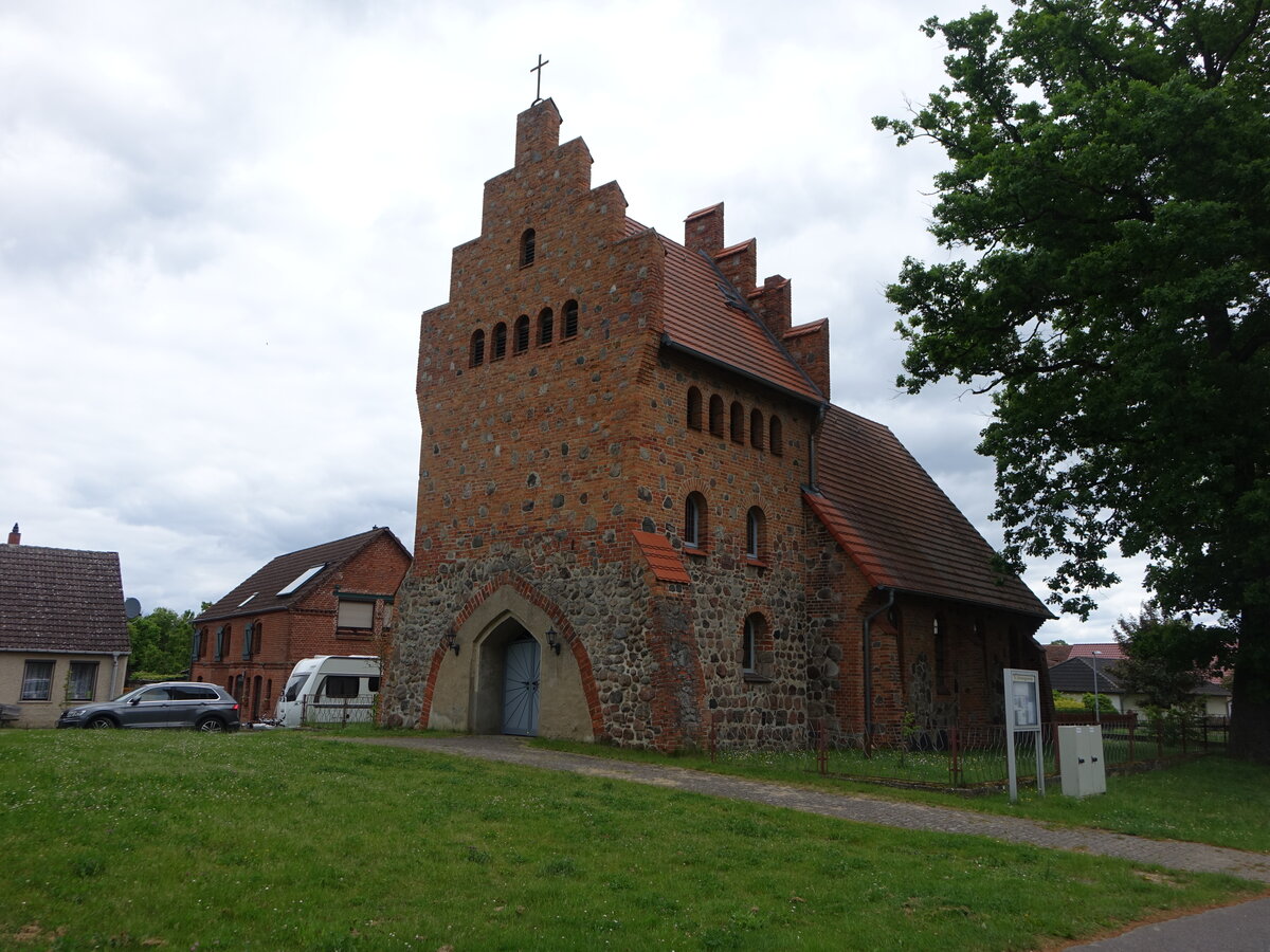 Katerbow, evangelische Kirche, Saalkirche mit Westturm, erbaut von 1953 bis 1956 durch Winfried Wendland unter Verwendung des Vorg�ngerbaus (30.05.2026)