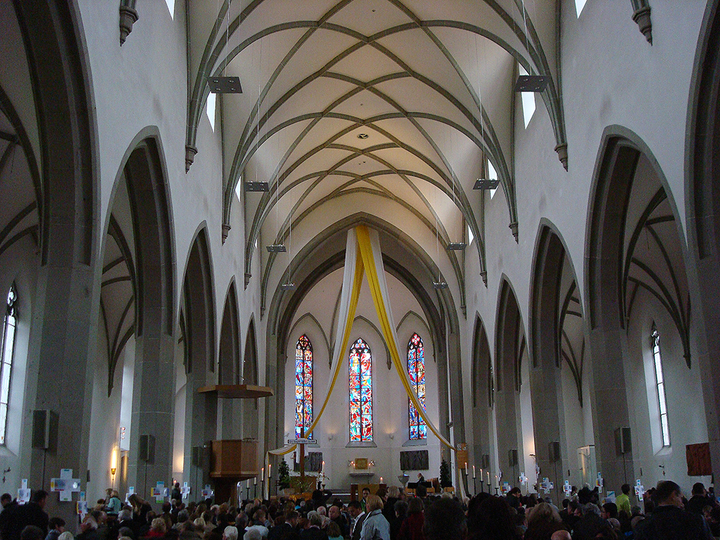 Kath. Pfarrkirche Hl. Familie in Untergeri / ZG. Mittelschiff nach Norden. Erbaut 1857-60 von Ferdinand Stadler. Neugotische 3-schiffige Basilika, mit 1200 Sitzpltzen ursprnglich grsste Kirche des Kantons Zug. Aufnahme am Weissen Sonntag, 27. April 2014, ca. 10:05, kurz vor dem Einzug der Erstkommunikanten (EXIF-Daten nicht korrekt)