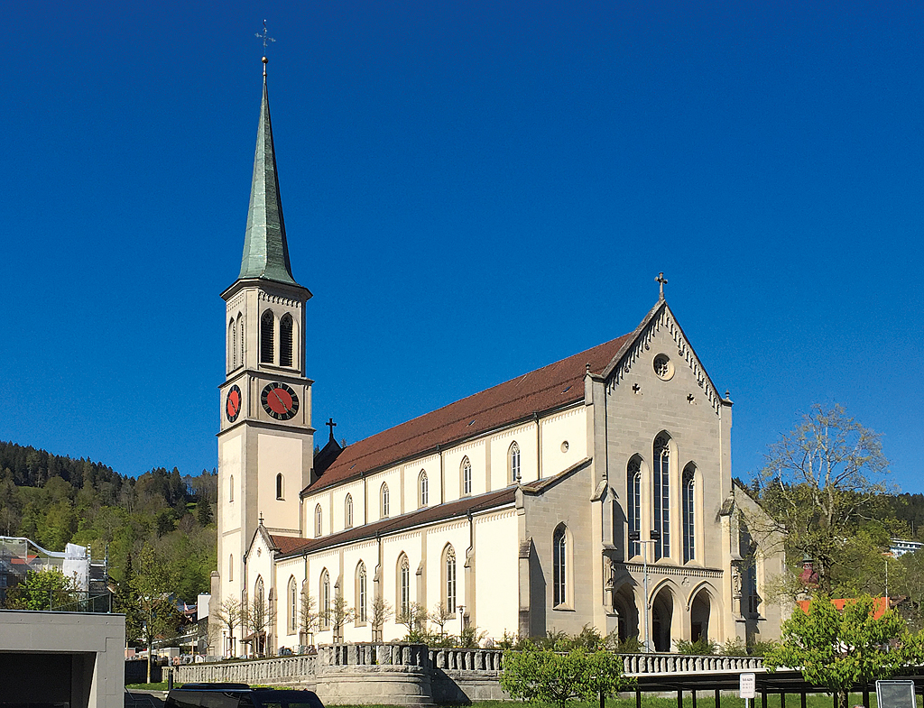 Kath. Pfarrkirche Hl. Familie in Untergeri / ZG. Aussenansicht Richtung Nordosten. Erbaut 1857-60 von Ferdinand Stadler. Neugotische 3-schiffige Basilika, mit 1200 Sitzpltzen ursprnglich grsste Kirche des Kantons Zug. Aufnahme vom 05. Mai 2016, 16:52 whrend Velotour