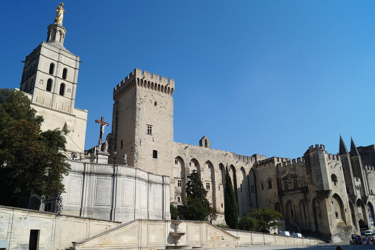 Kathedrale Notre-Dame mit Turmstatue der Jungfrau Maria und der Papstpalast von Avignon, 11.09.2018.