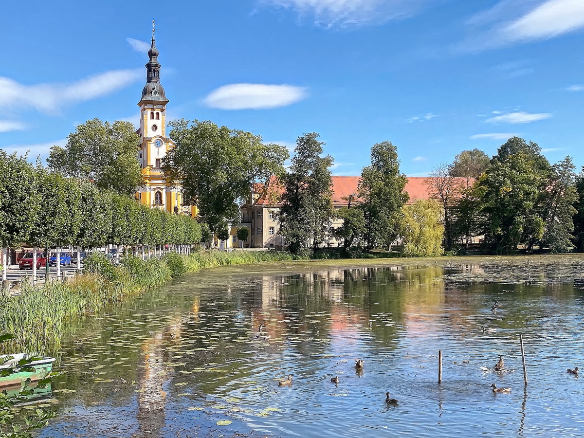 Katholische Klosterkirche Neuzelle gesehen vom Klosterteich in Neuzelle am 09. September 2020.
