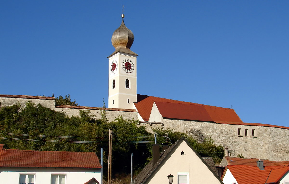 Katholische Pfarrkirche St. Petrus auf dem Burgberg in Vohburg an der Donau. (25.08.2016)
