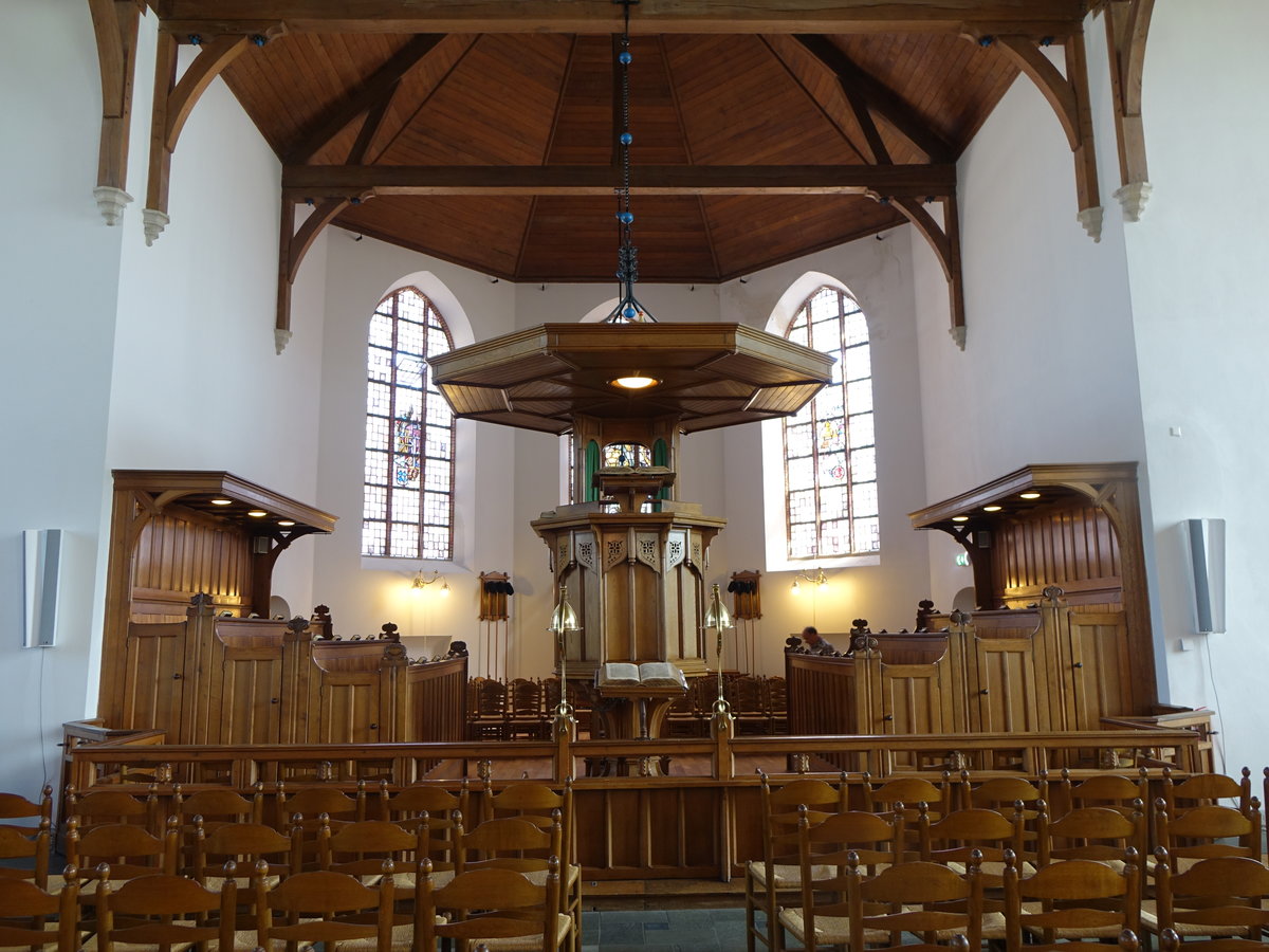 Katwijk aan Zee, Kanzel und Chorgesthl in der Ref. St. Andreas Kirche (23.08.2016)