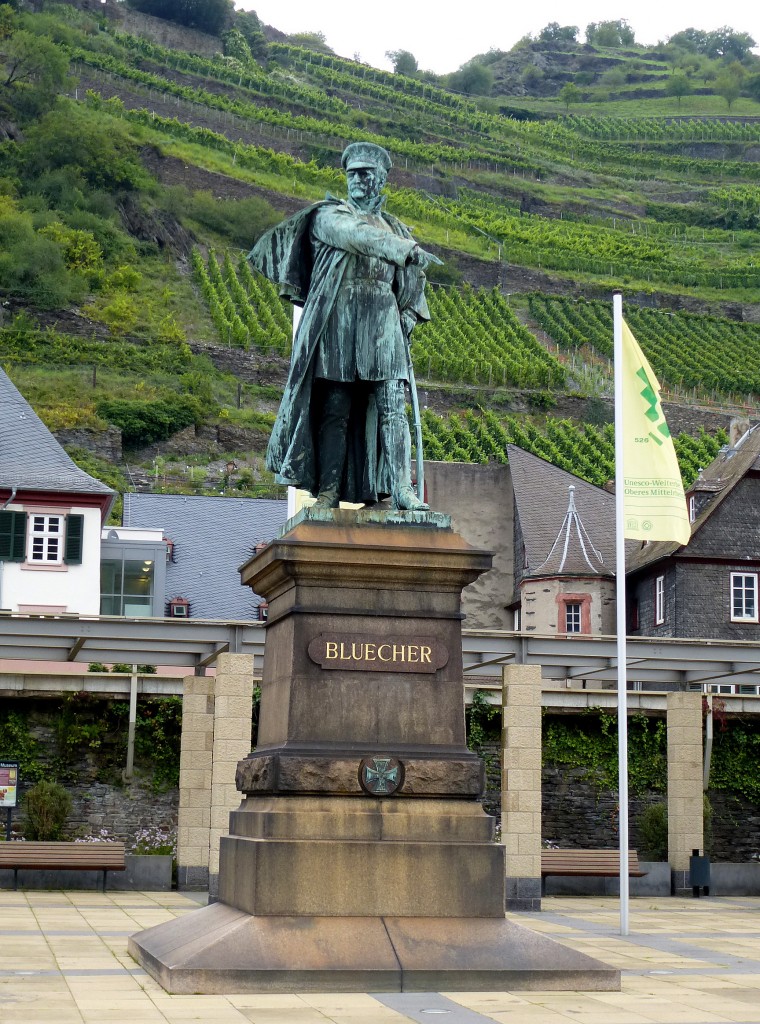 Kaub, das 1894 aufgestellte Blcherdenkmal an der Rheinpromenade, Blcher hat mit der Schlesischen Armee bei der Verfolgung Napoleons hier am 2.Januar 1814 den Rhein berquert, Sept.2014