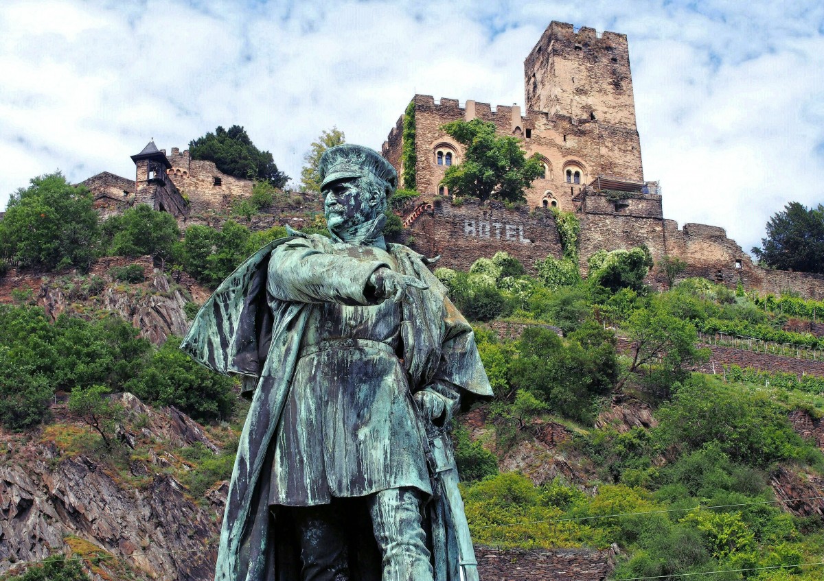 Kaub, Burg Gutenfels und das Blcherdenkmal zur Erinnerung an den Rheinbergang der preuischen Armee in den Napoleonischen Kriegen am 1. Januar 1814. Damit rckten die Preuen in Frankreich ein, denn das gesamte linksrheinische Gebiet gehrte damals zu Frankreich (1. August 2014)