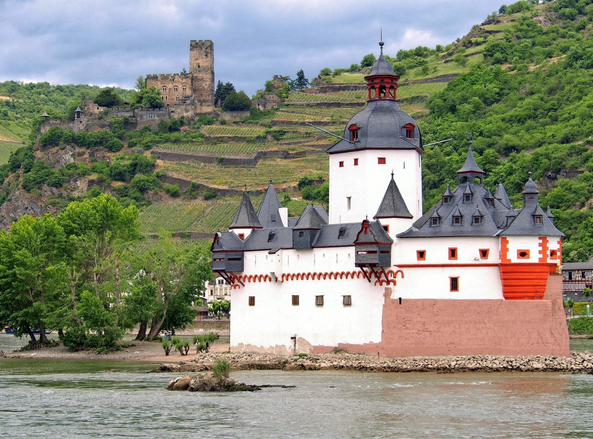 Kaub, Der Pfalzgrafenstein, die Zollburg der Kurfrsten und Pfalzgrafen bei Rhein, erbaut auf einer Felseninsel; in den Weinbergen die Burg Gutenfels. (31. Mai 2015)