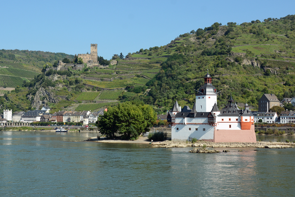 Kaub mit Burg Pfalz-Grafenstein im Rhein und der Burg Gutenfels am Weinberg - 17.09.2015