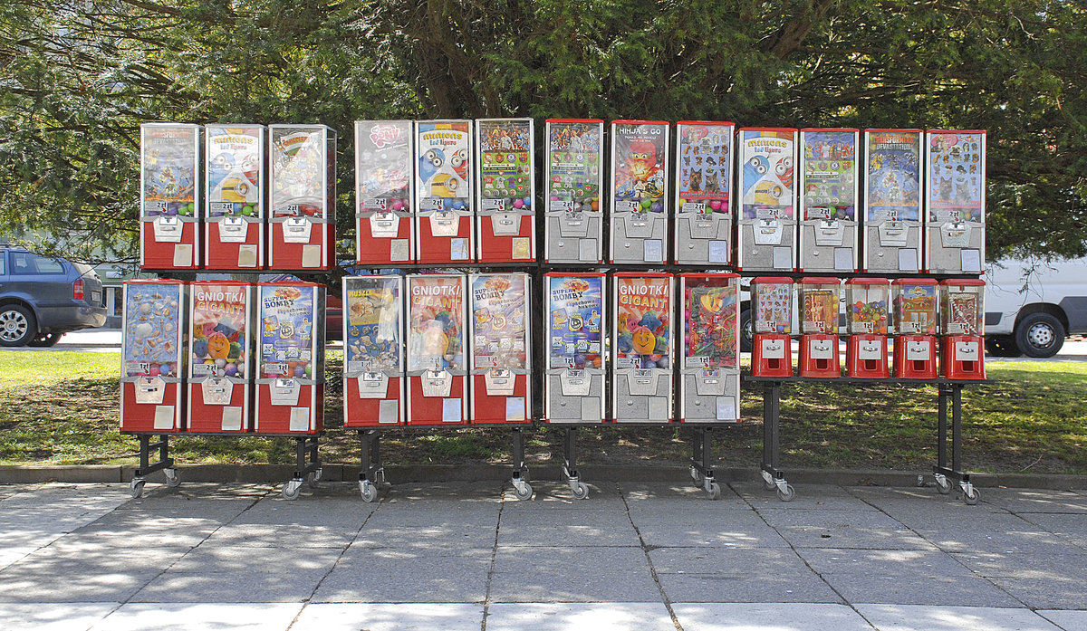 Kaugummi- und Lolliautomaten an der Strandpromenade in Świnoujście (Swinemnde). Aufnahme: 6. Mai 2016.