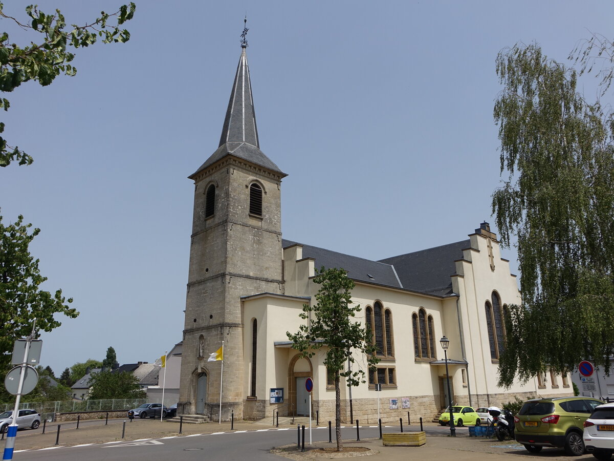 Kayl, Pfarrkirche Saint-Pierre-aux-Liens in der Rue de Eglise (18.06.2022)