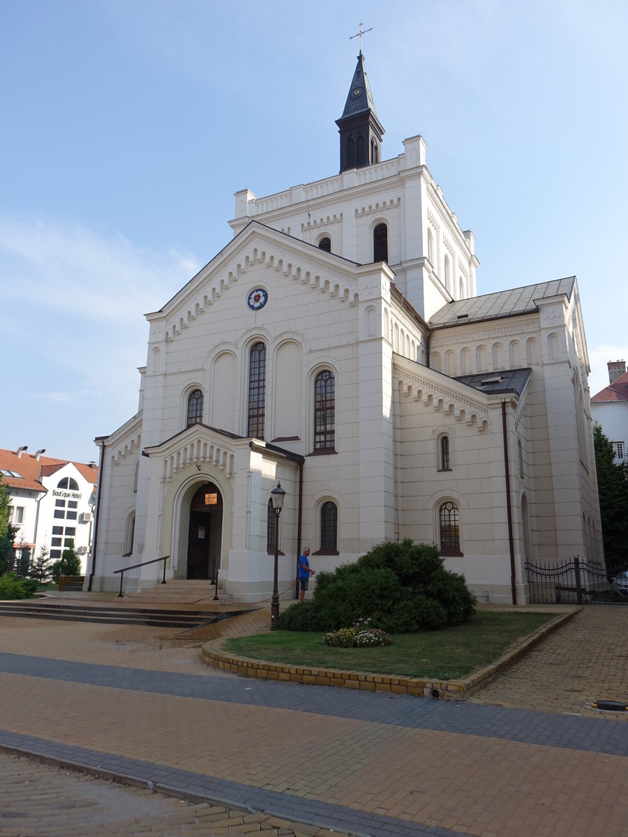 Kecskemet, neoromanische Ev. Kirche im Norden des Szabadsag Ter, erbaut von 1861 bis 1863 durch Miklos Ybl (25.08.2019)