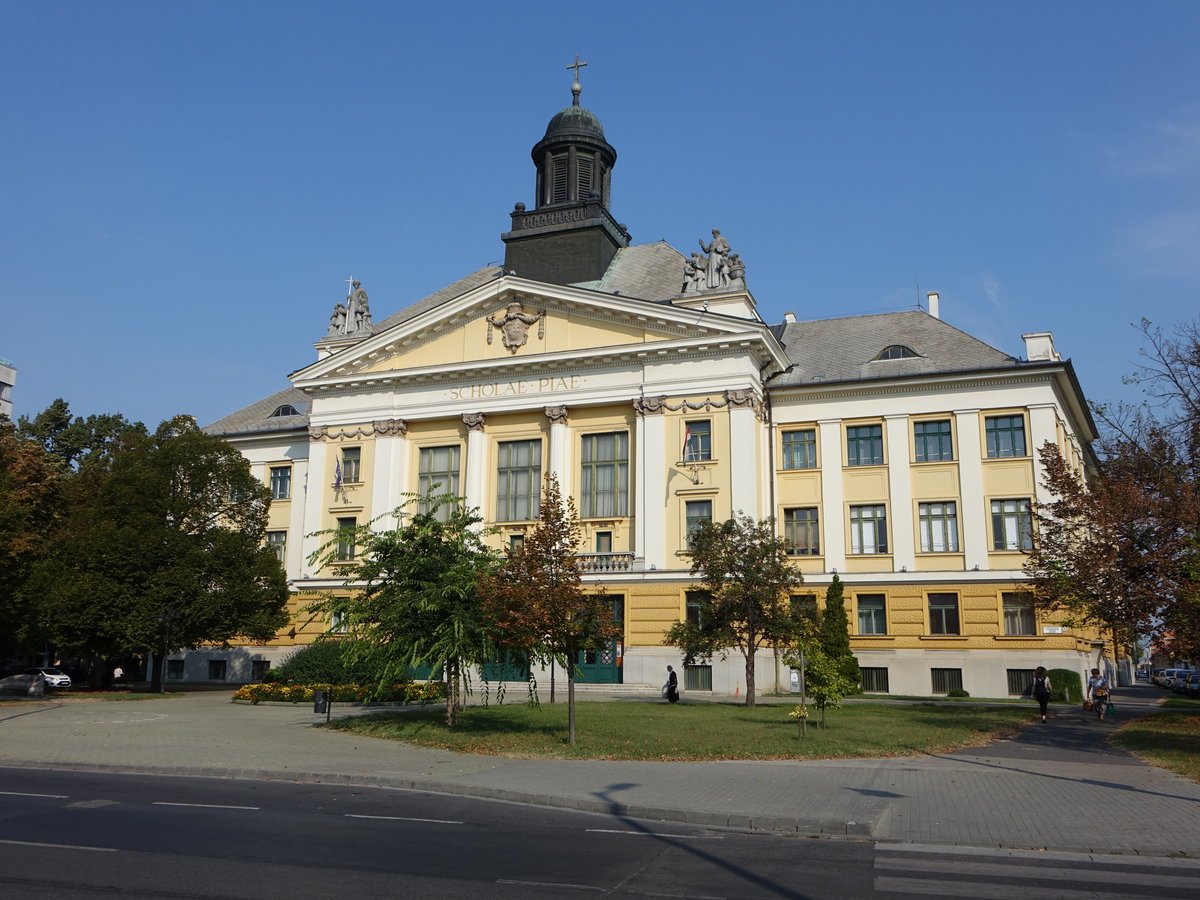 Kecskemet, Piaristengymnasium Piarista Altalanos Iskola am Piaristak Ter (25.08.2019)