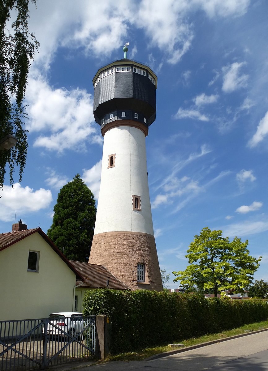 Kehl, der 1904 erbaute Wasserturm mit 48m Hhe, bis 1980 in Betrieb, steht heute als Notversorgung in Reserve, Juli 2016