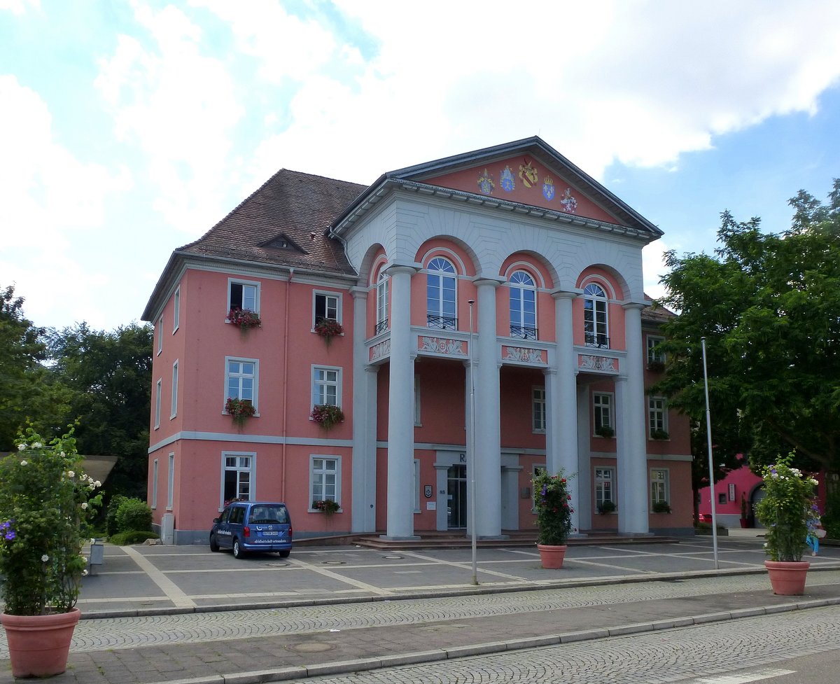 Kehl am Rhein, das Rathaus der ca. 35.000 Einwohner zhlenden Stadt, erbaut 1815 im Weinbrennerstil, 1921 umgebaut und erweitert, Juli 2016