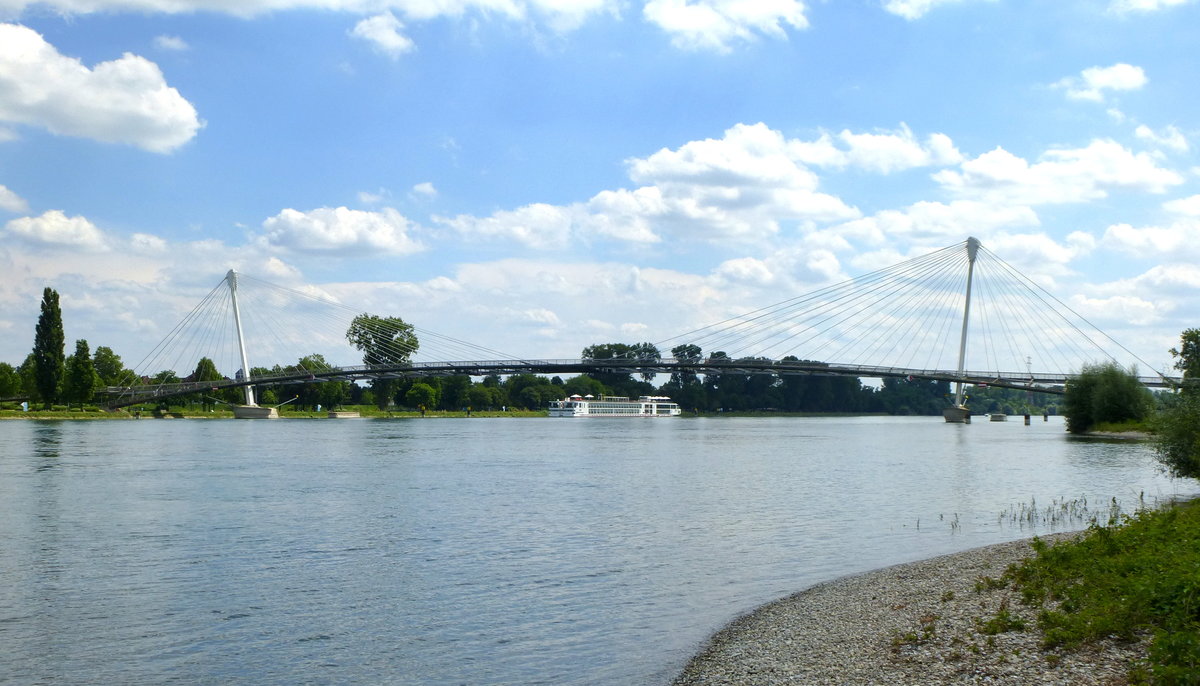 Kehl, die elegante Schrgseilbrcke ber den Rhein, gesehen vom franzsischem Ufer, Gesamtlnge 387m, erbaut 2004, Juli 2016