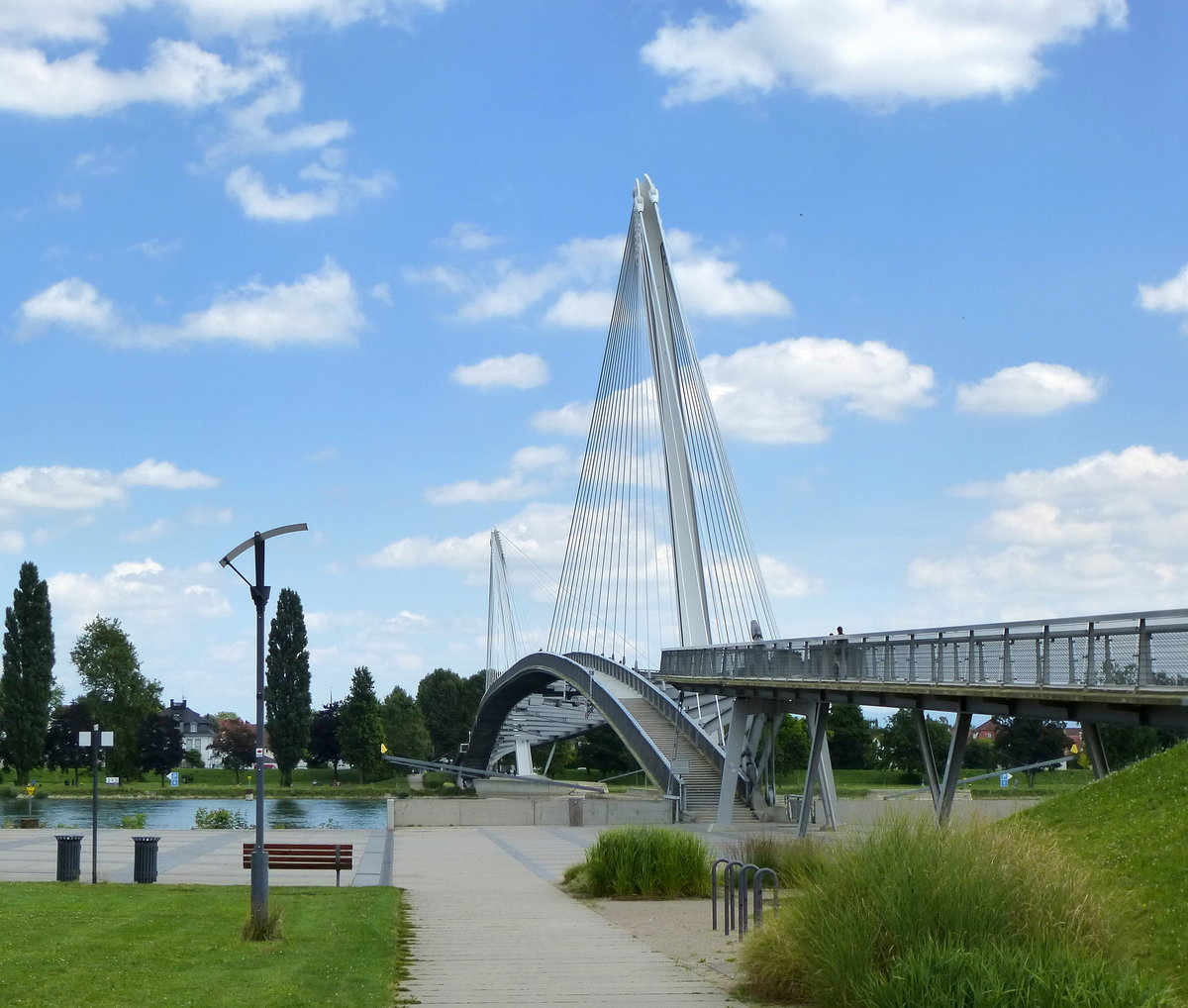 Kehl, die Fugngerbrcke ber den Rhein, gesehen vom franzsischen Ufer, 2004 eingeweiht, Juli 2016