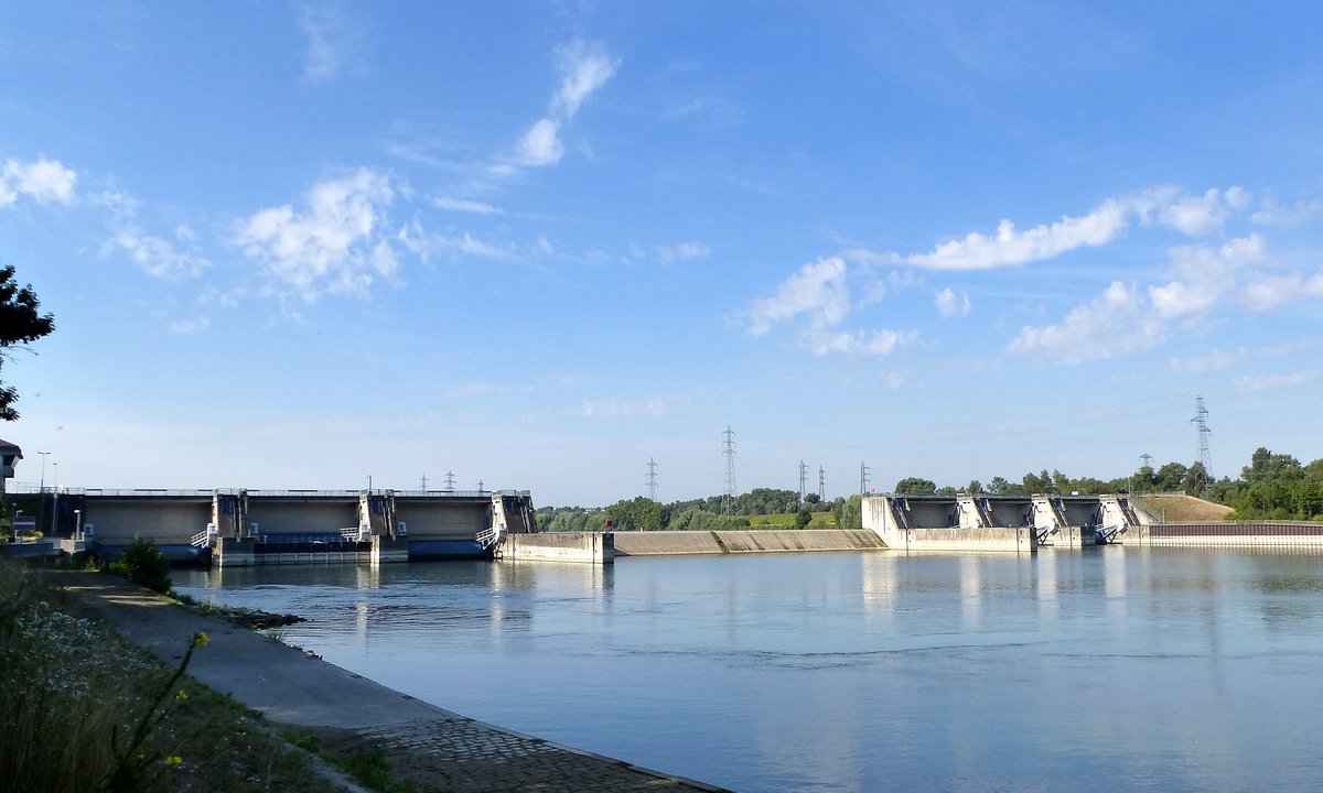 Kehl, das Kulturwehr am Rhein sdlich der Stadt, dient dem Hochwasserschutz, Aug.2016