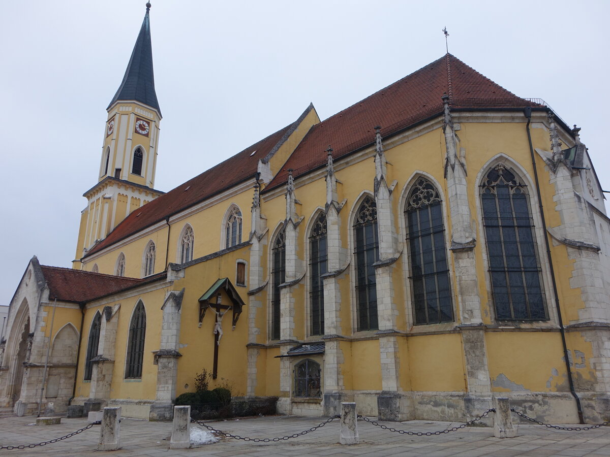 Kelheim, Pfarrkirche Maria Himmelfahrt am Kirchplatz, dreischiffiges basilikales Langhaus von 1420, neugotischer Turm von 1862, Langhaus erweitert 1877 (12.02.2017)