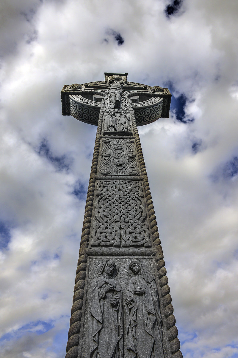 Kelitischer Grabstein auf dem Friedhof von Glasnevin im nrdlichen Dublin. Gegrndet wurde der Friedhof vom irischen Freiheitskmpfer und Nationalhelden Daniel O’Connell. Glasnevin war 1832 der erste Friedhof fr Katholiken. Zuvor waren sie gezwungen, ihre Angehrigen auf protestantischen Friedhfen zu bestatten und die strengen Gesetze verboten ihnen ihre eigenen Rituale zu praktizieren. 
Aufnahme: 11. Mai 2018.