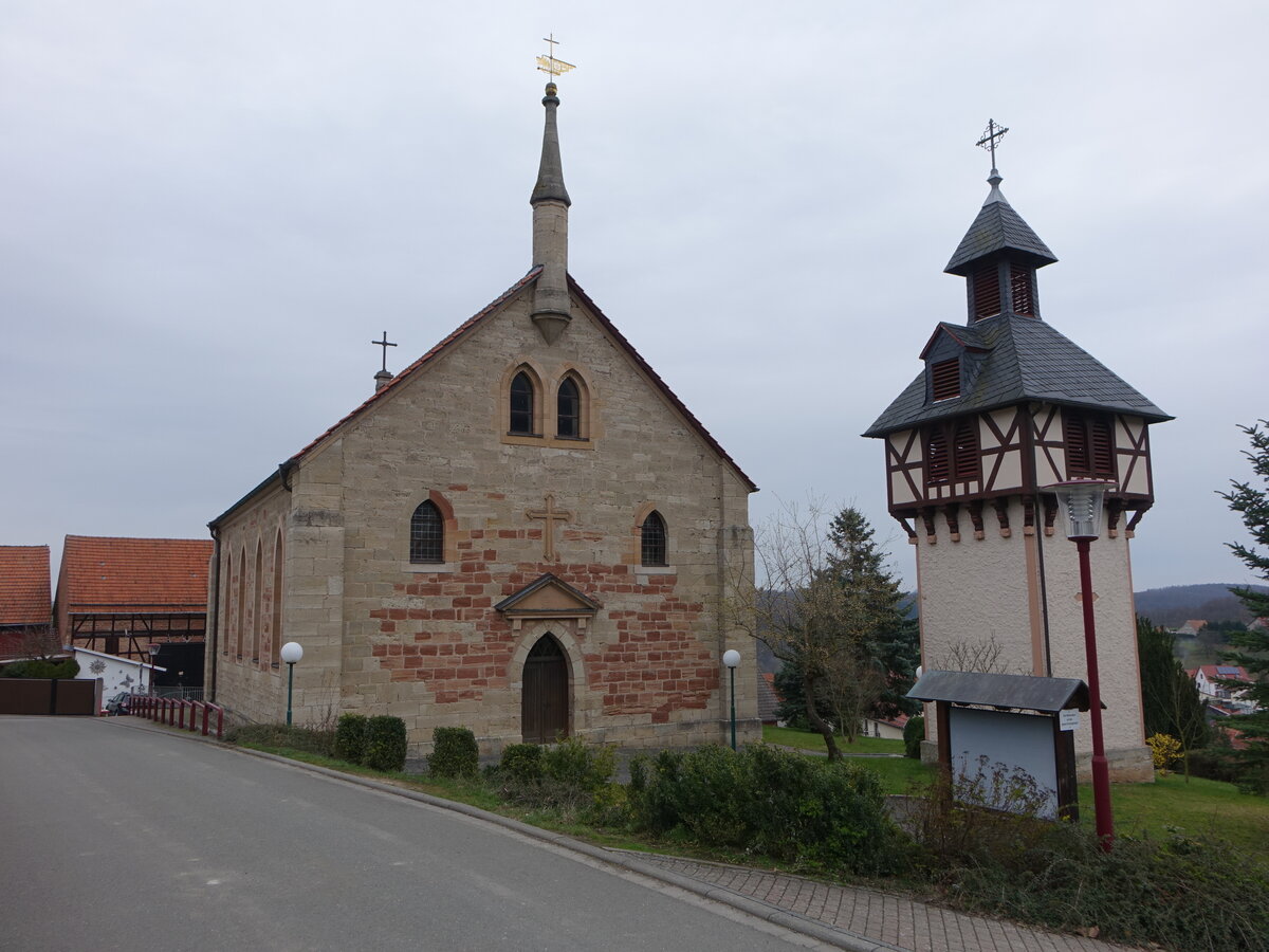 Kella, Pfarrkirche St. Martin, erbaut 1854 mit freistehendem Kirchturm (18.03.2024)
