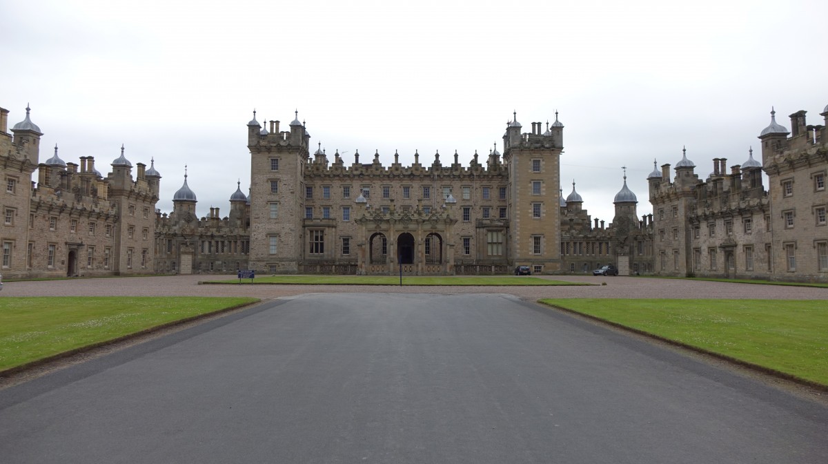 Kelso, Floors Castle, erbaut ab 1718 durch Sir John Vanburgh und William Adam, umgebaut von William Henry von 1838 bis 1849 (10.07.2015)