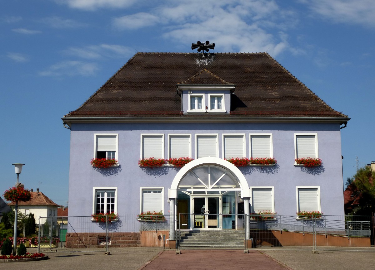 Kembs, das Rathaus der knapp 5000 Einwohner zhlenden  Gemeinde in der Rheinebene im sdlichen Elsa, Aug.2015