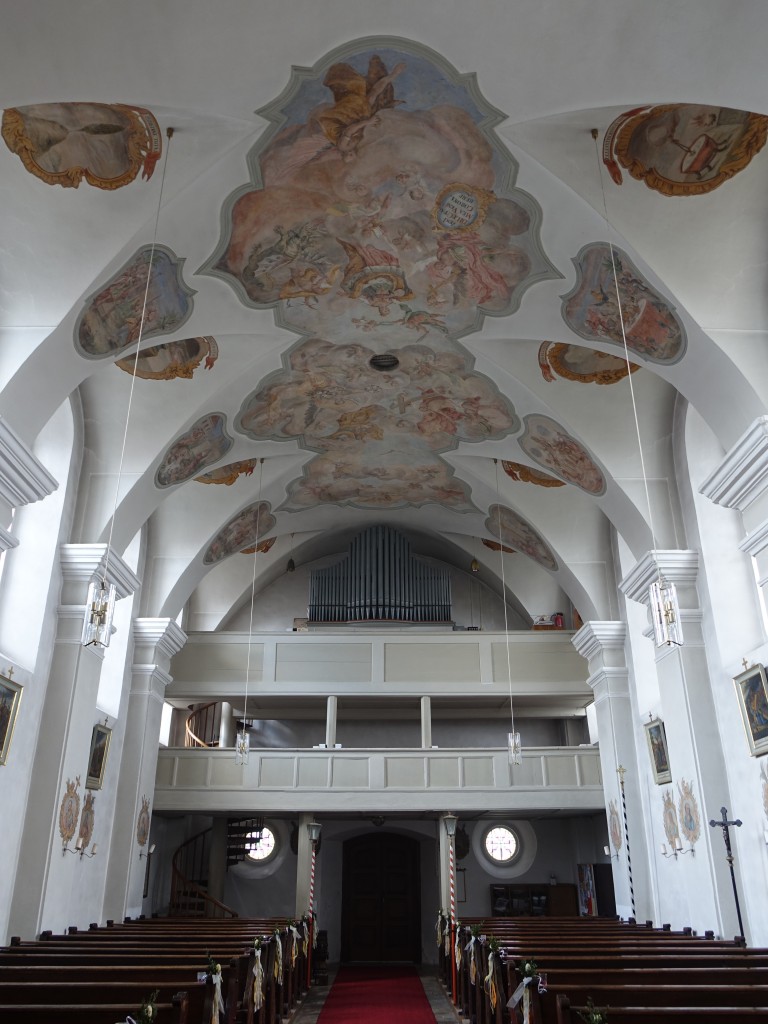Kemnath am Buchberg, Orgelempore und Deckengemlde der Pfarrkirche St. Margareth (06.04.2015)
