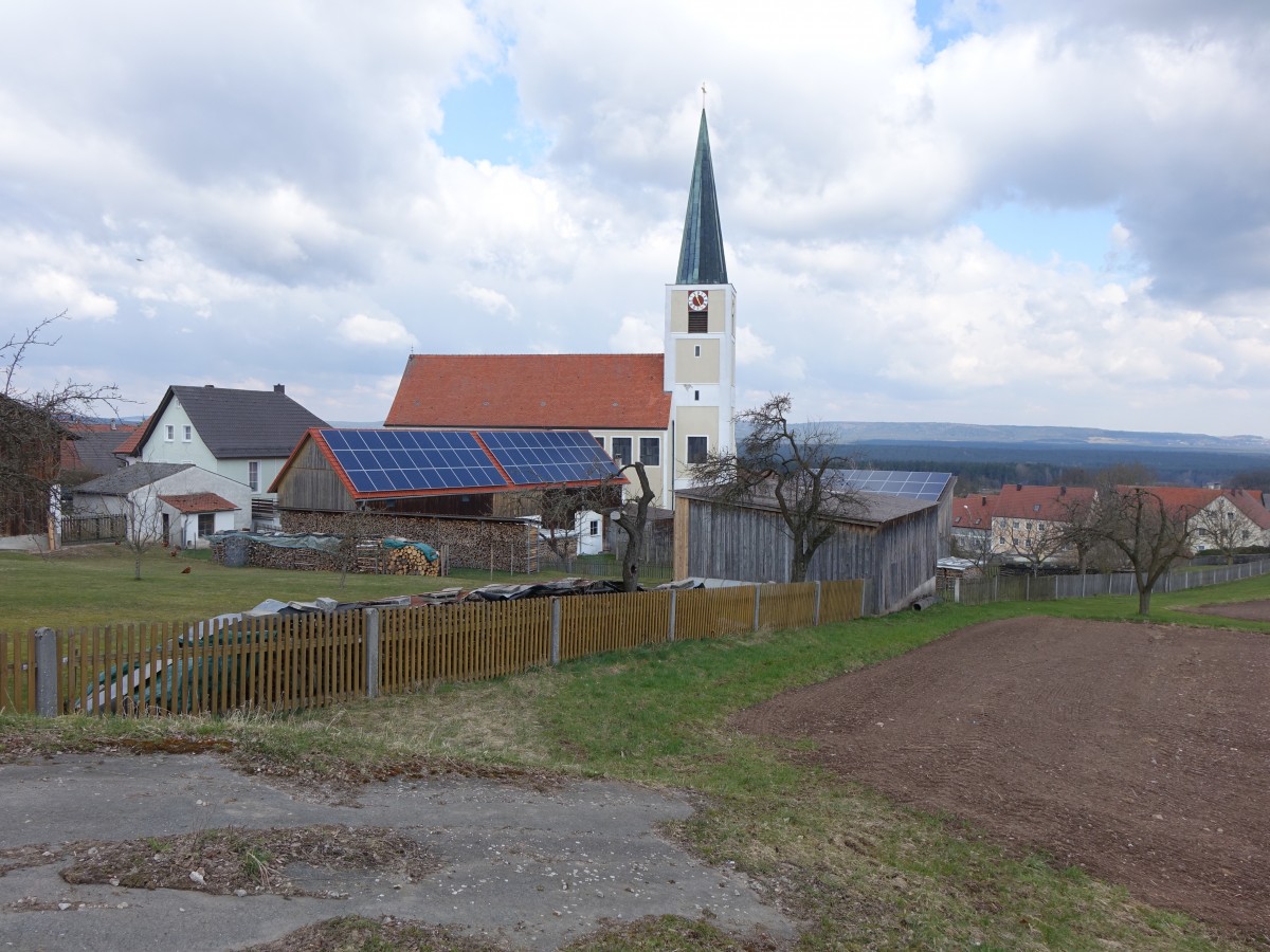 Kemnath am Buchberg, Pfarrkirche St. Margareth und Wenzeslaus, Chorturmkirche, erbaut bis 1763, Turm mit Spitzhelm (06.04.2015)