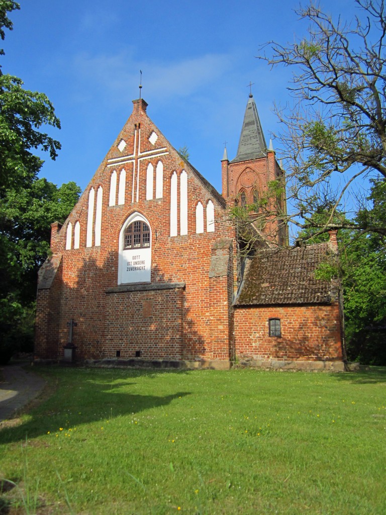Kemnitz, Hl. Kreuz Kirche, dreischiffige sechsjochige Hallenkirche, erbaut im 13. Jahrhundert, Umbau 1750 unter Andreas Meyer, neugotischer westlicher Kirchturm erbaut von 1841 bis 1842 durch Architekt Menzel (23.05.2012)