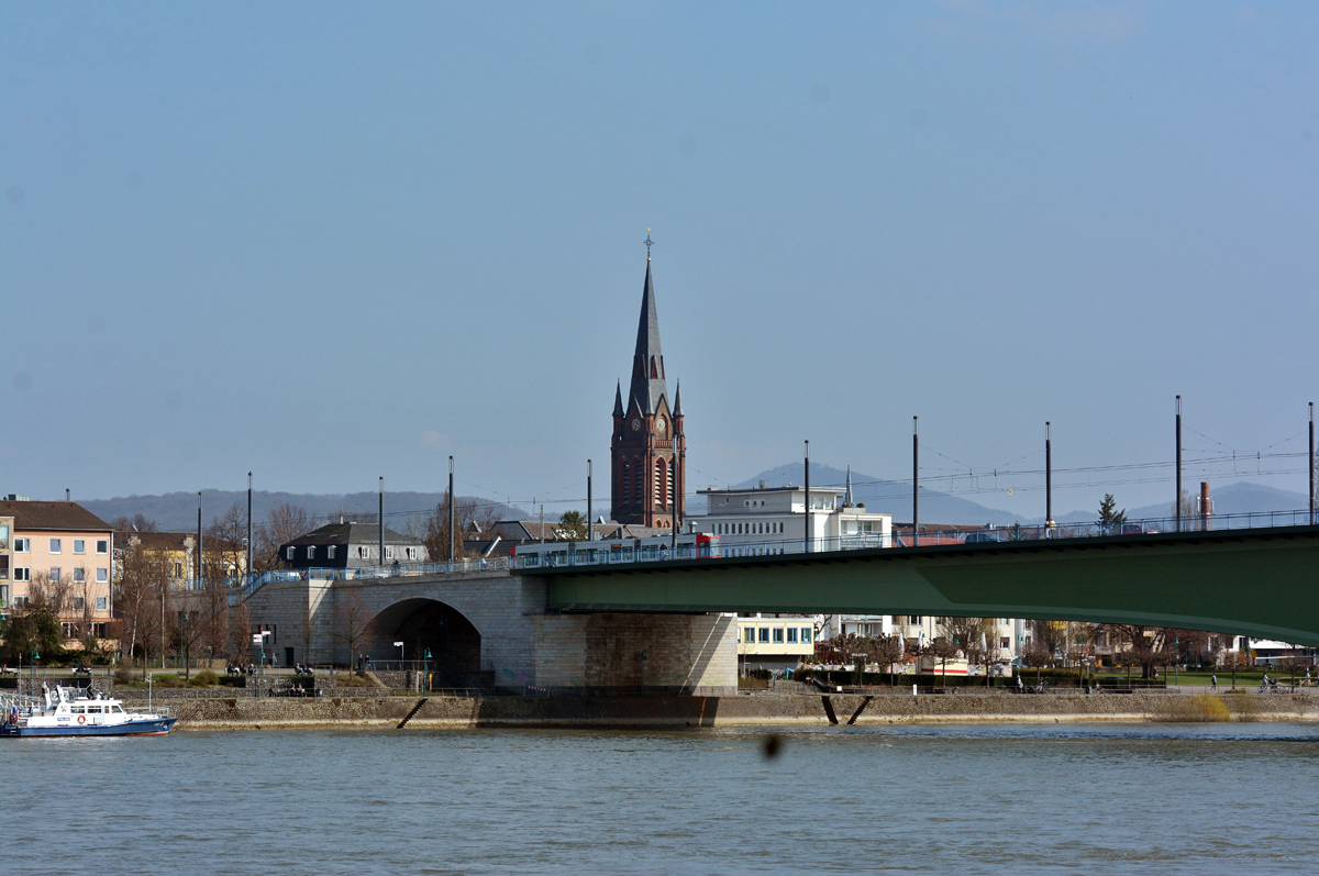 Kennedybrcke mit St. Josef-Kirche in Bonn-Beuel im Hintergrund - 09.04.2015