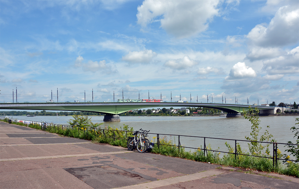 Kennedybrcke, verbindet Bonn und Bn-Beuel - 07.08.2014