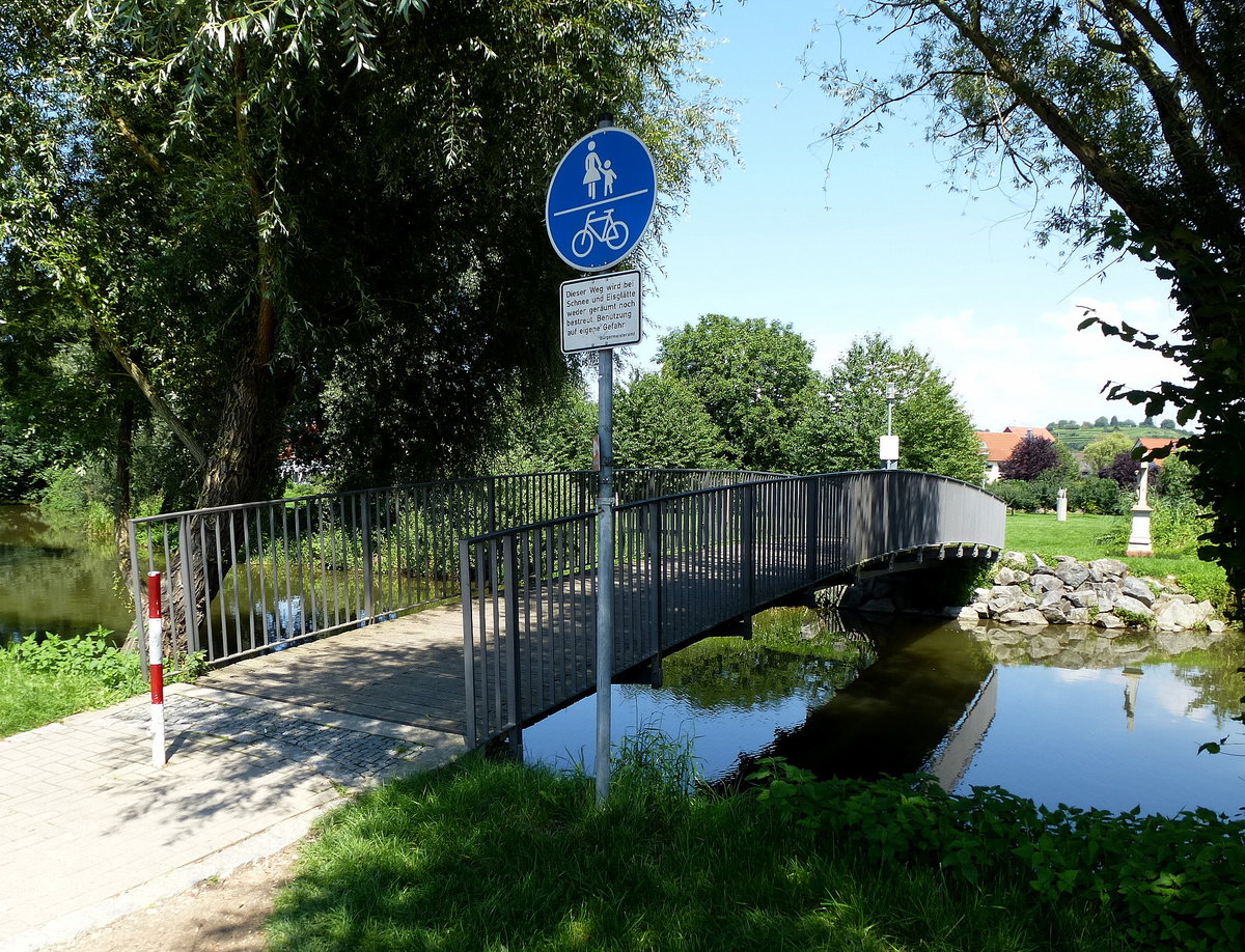 Kenzingen, die Brcke ber die Elz fhrt zum Brgerpark Altes Grn, Ausstellungsflche des Bildhauersymposiums, Aug.2014