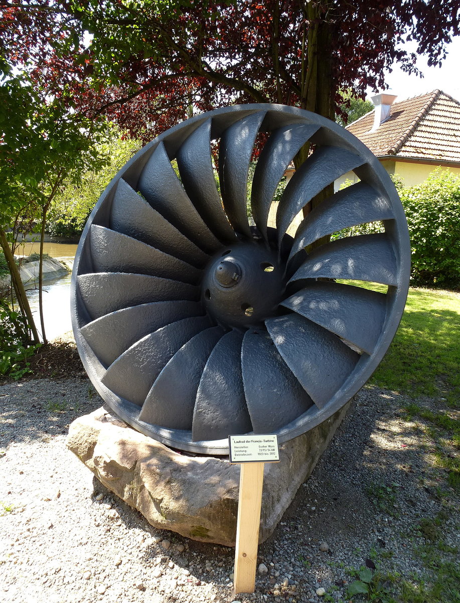 Kenzingen, in der Herrschaftsmhle an der Elz wurde mit diesem Laufrad einer Francis-Turbine von 1923-2012 Strom erzeut, Aug.2014