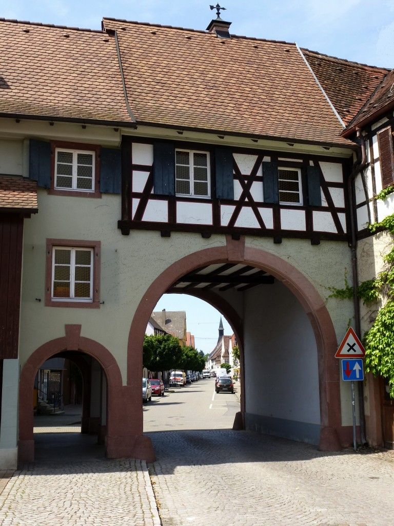 Kenzingen, das Schwabentor stadteinwrts gesehen, der Durchgang wurde 1959 auf die heutige Gre erweitert, Juni 2013