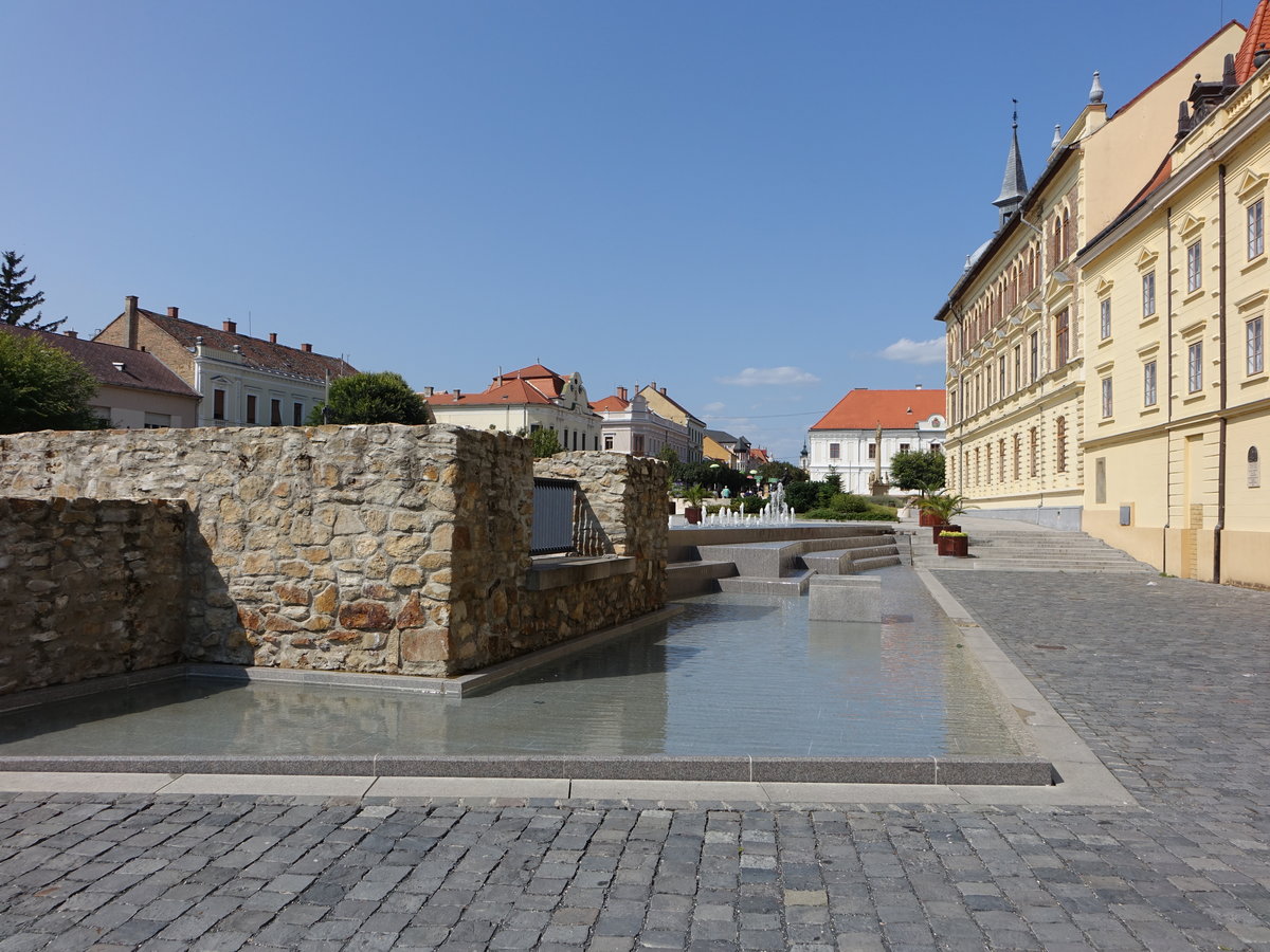 Keszthely, Brunnen und Vajda Janos Gymnasium am Hauptplatz F Ter (29.08.2018)