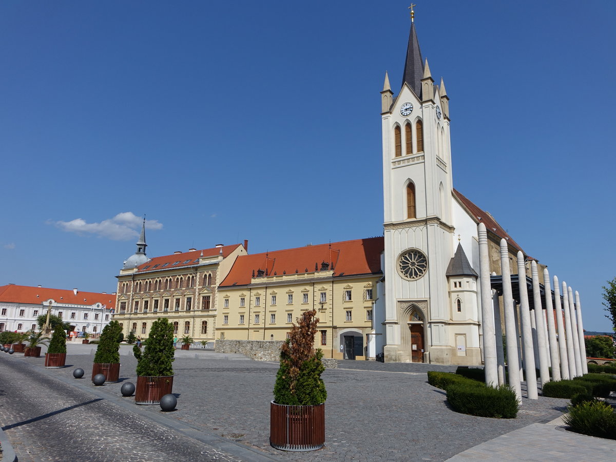 Keszthely, gotische Pfarrkirche zu unseren lieben Frau, erbaut bis 1386, um 1747 barockisiert, neogotischer Kirchturm aus dem 19. Jahrhundert (29.08.2018)