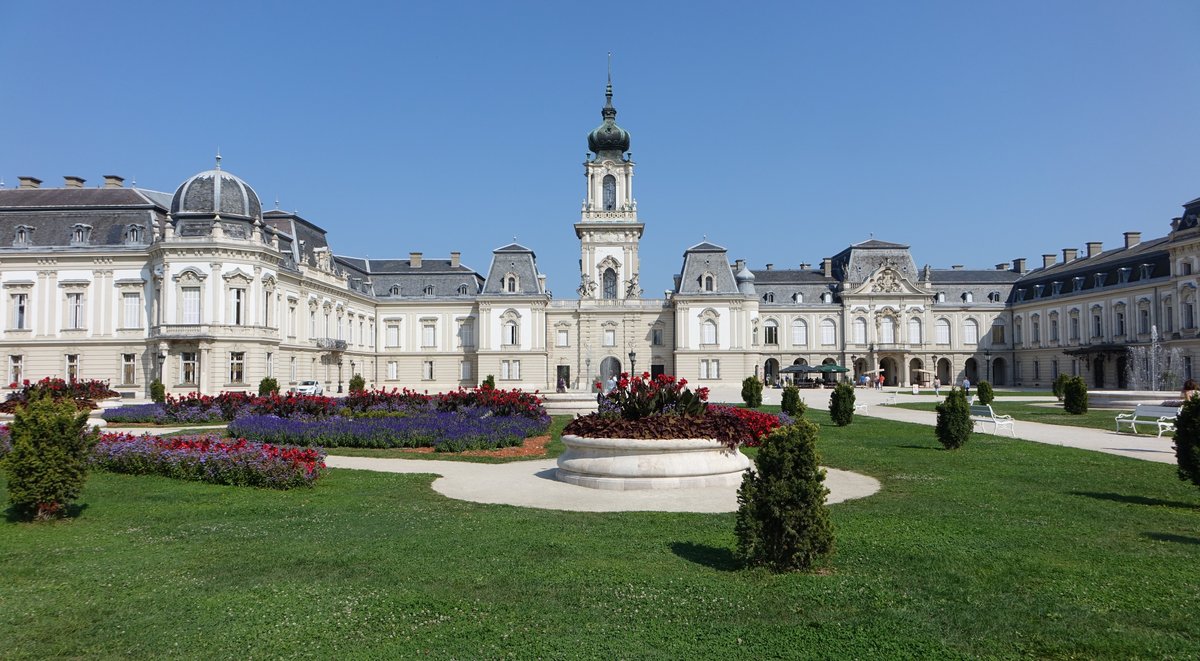 Keszthely, Schloss Festetics, erbaut ab 1745 durch Christoph Hofstdter, erweitert von 1799 bis 1801 durch Janos Gyrgy Rantz (29.08.2018)