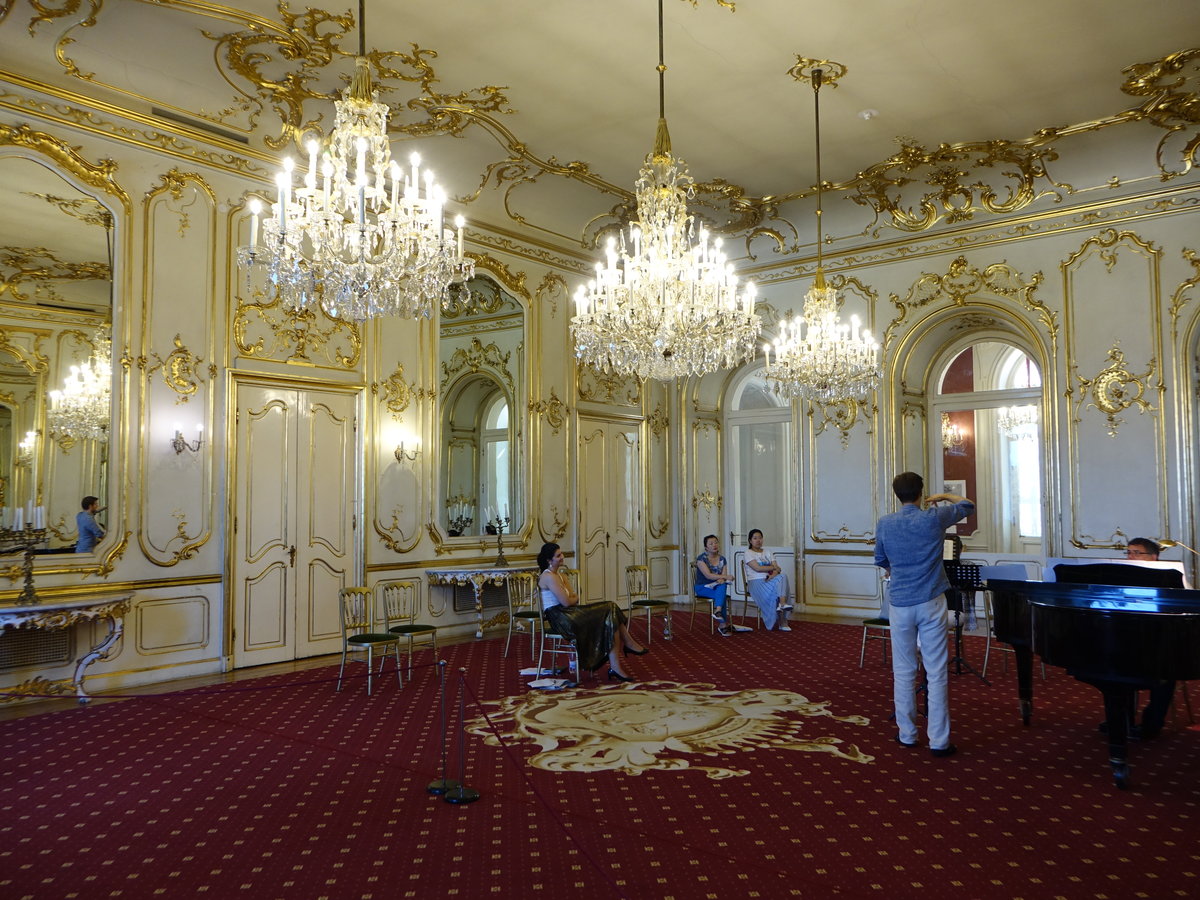 Keszthely, Weißer Salon im Schloss Festetics, Parkett von Janos Kerbl, französische Möbel im Stil Louis XVI. (29.08.2018)