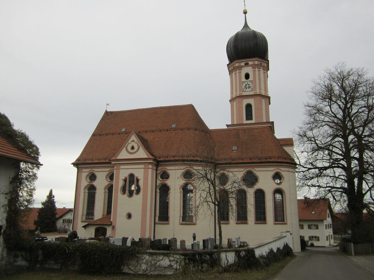 Ketterschwang, Pfarrkirche St. Jakobus der ltere, Saalbau mit Satteldach, Nordturm mit Zwiebelhaube, Turm erbaut 1716, Langhaus erbaut von 1757 bis 1758 (07.02.2014)