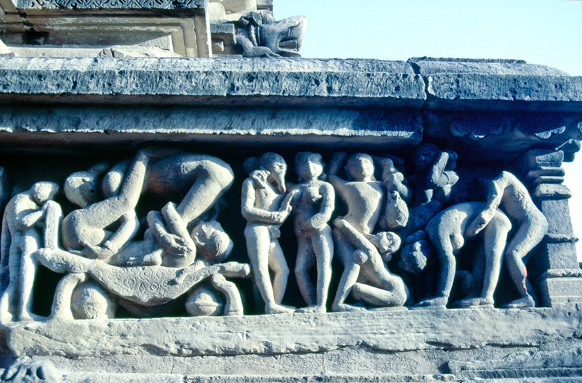 Khajuraho Tempelbezirk - Tempelfries mit erotischen Darstellungen. Bild vom Dia. Aufnahme: Oktober 1988.