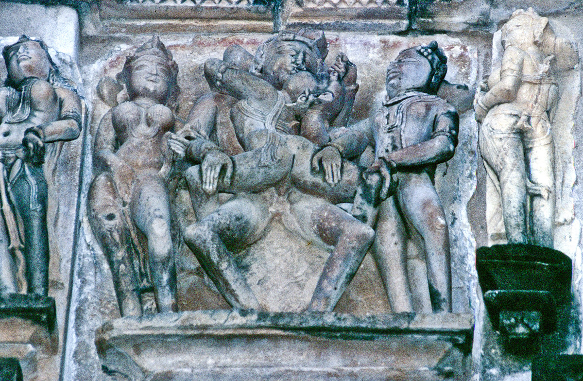 Khajuraho Tempelbezirk - Tempelfries mit erotischen Darstellungen. Bild vom Dia. Aufnahme: Oktober 1988.