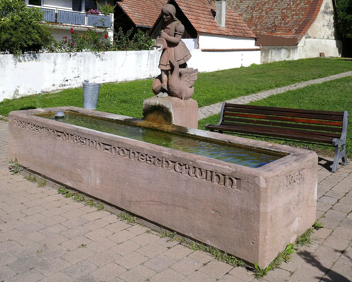 Kiechlinsbergen, 1968 aufgestellter Brunnen in der Herrenstrae, mit der Inschrift  vor Beginn-di b'sinn-no hesch G'winn  (vor Beginn-dich besinnen-dann hast du Gewinn), Sept.2022