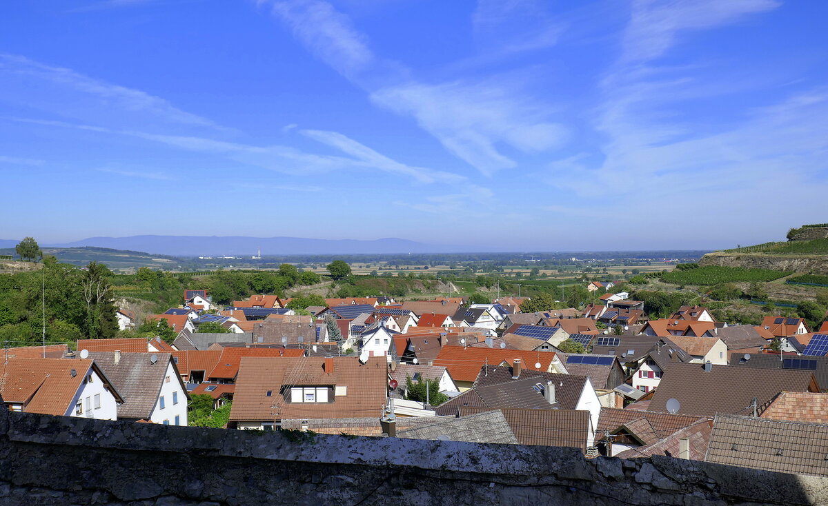 Kiechlinsbergen am Kaiserstuhl, Blick von der hoch gelegenen Kirche ber den Ort in die Rheinebene und zu den Vogesen am Horizont, Sept.2022