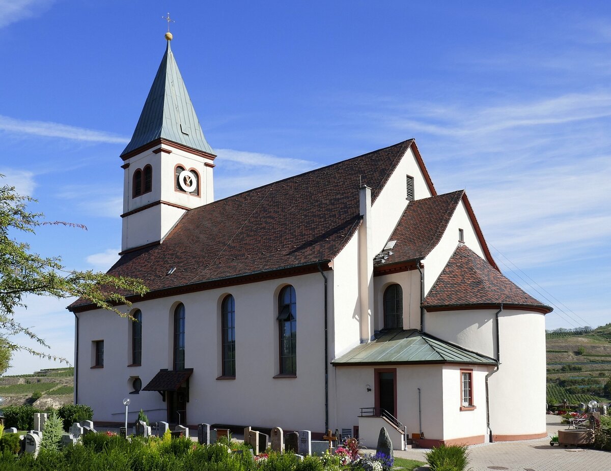 Kiechlinsbergen, die Bergkirche St.Petronilla hoch ber dem Ort, von Friedrich Arnold 1812-14 im Weinbrennerstil erbaut, Sept.2022