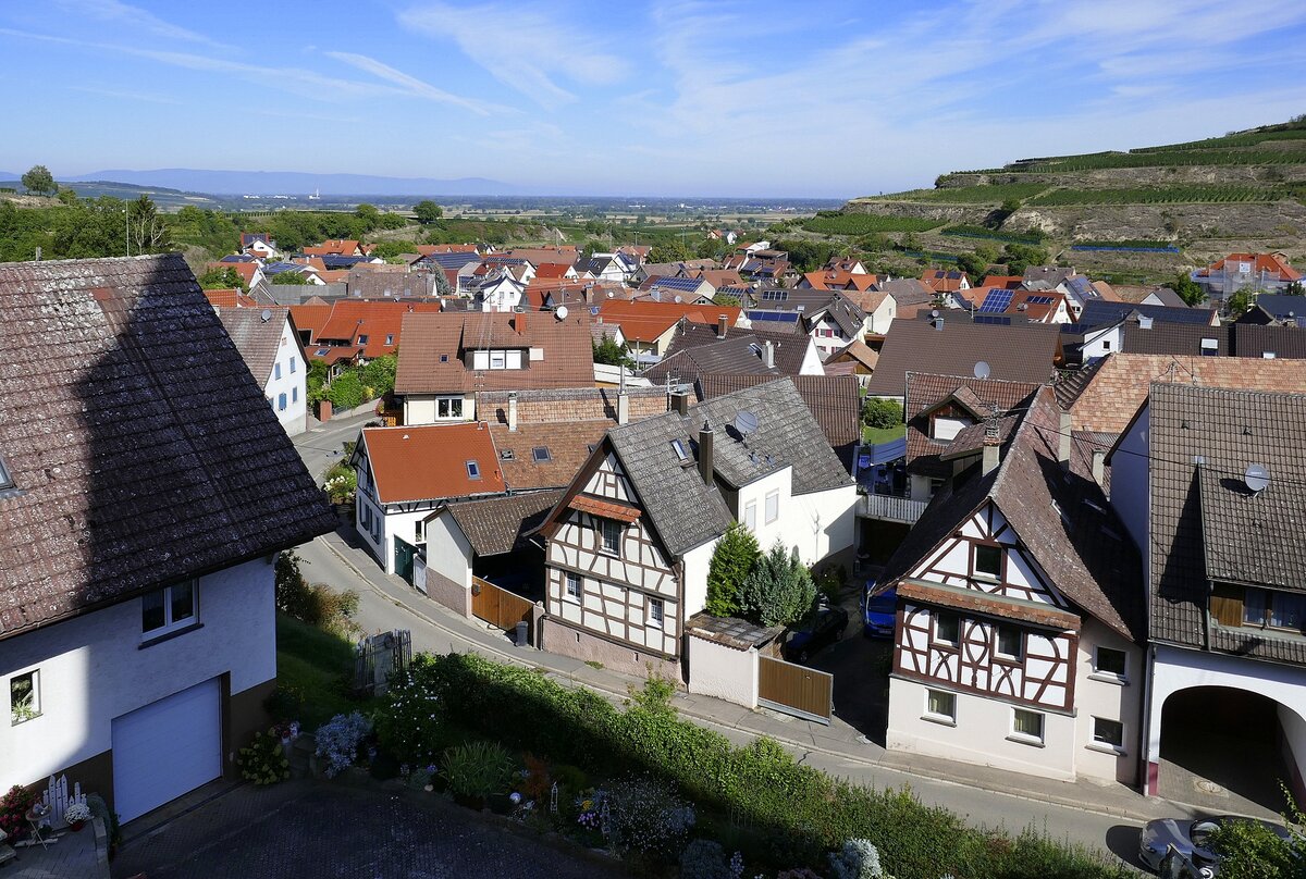 Kiechlinsbergen, Blick von der Bergkirche ber den Ort in die Rheinebene, am Horizont die Vogesen, Sept.2022