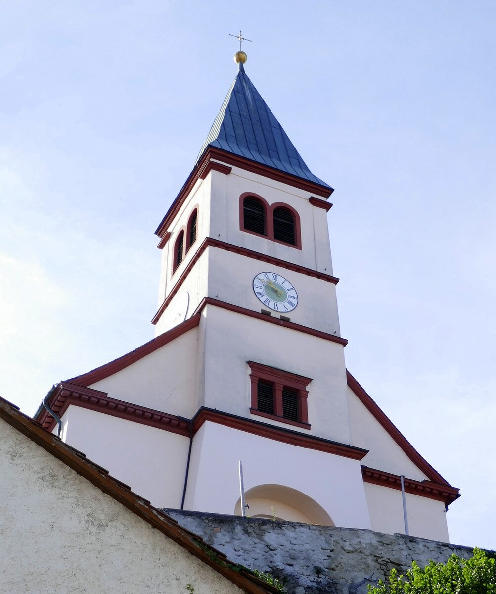 Kiechlinsbergen, Blick von der Winterstrae hinauf zur Bergkirche St.Petrnilla, mit der typischen Weinbrennerfassade Sept.2022