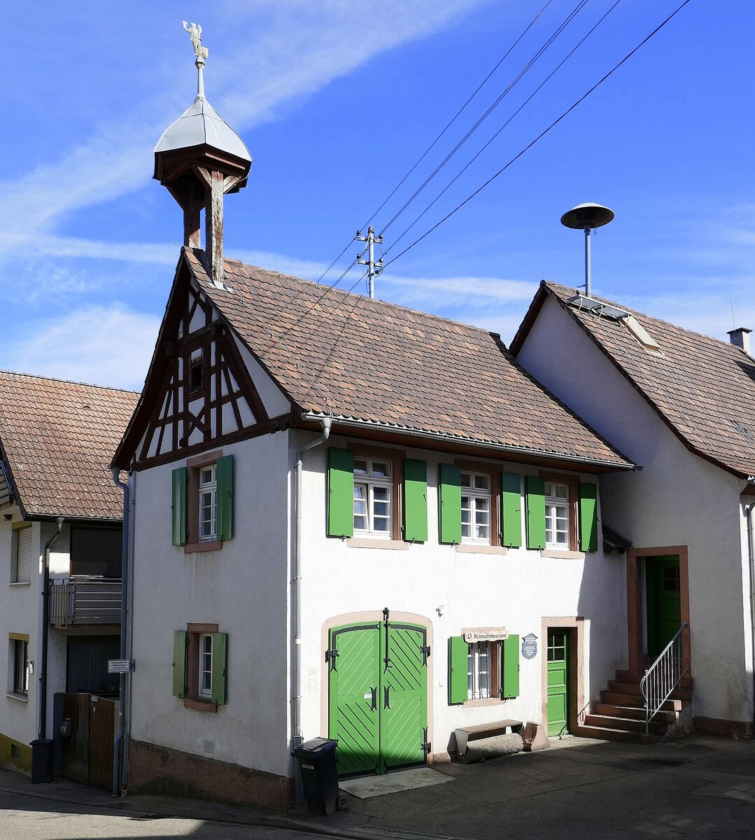 Kiechlinsbergen, ehemaliges Rathaus und Schule aus dem 19.Jahrhundert, heute Heimatmuseum, dazu gehren zwei nach hinten versetzte Gebude, Sept.2022