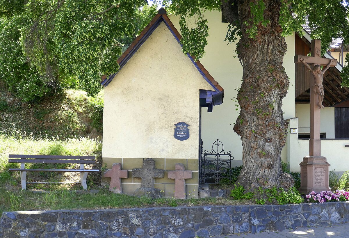 Kiechlinsbergen im Kaiserstuhl, Kapelle mit Kreuz von 1707 und drei Sühnekreuze von 1579, Juni 2023