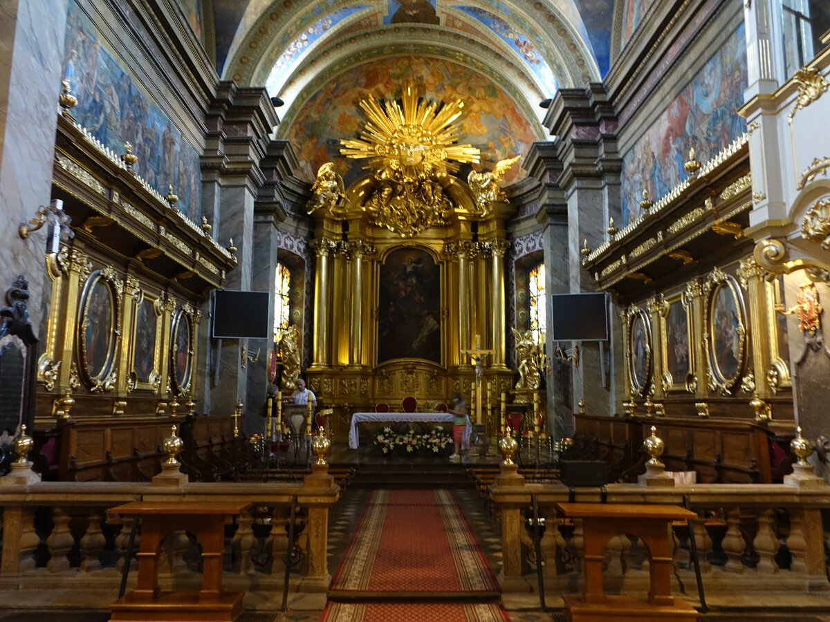 Kielce, Hochaltar und Chorgesthl in der Maria Himmelfahrt Kathedrale (18.06.2021)