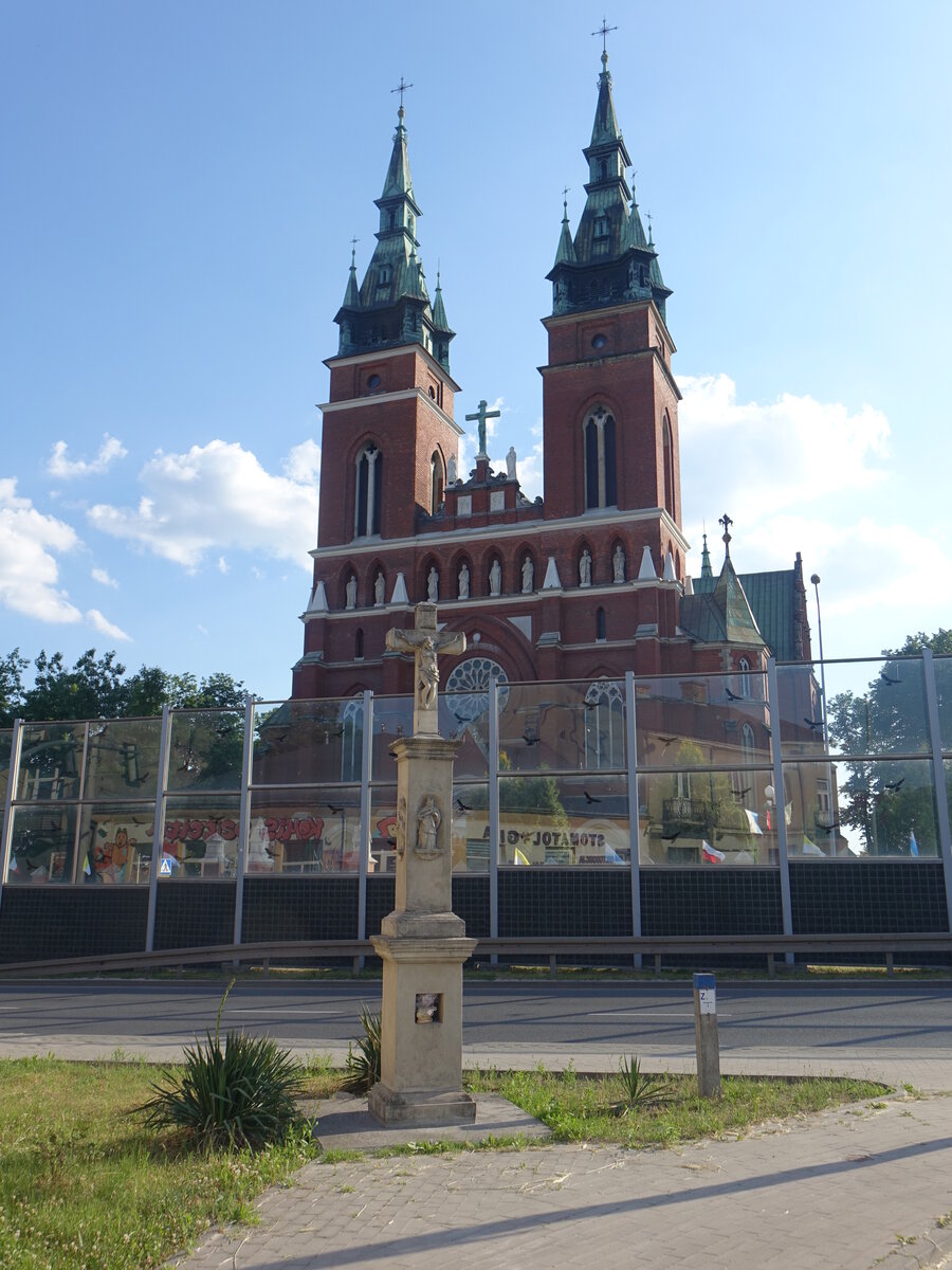 Kielce, neugotische Hl. Kreuz Kirche, erbaut von 1903 bis 1913 durch Stanisław Szpakowski (18.06.2021)
